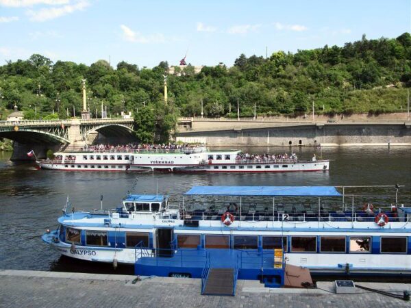Crucero por el río Moldava en Praga en República Checa