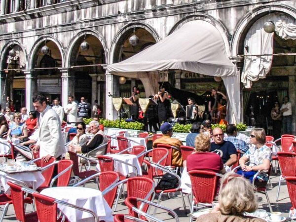 Terraza del histórico Café Quadri en Plaza de San Marcos de Venecia