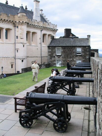 Baterías en las murallas del castillo medieval de Stirling en Escocia