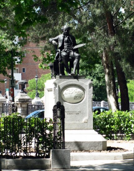 Estatua de Goya frente a la Ermita de San Antonio de la Florida en Madrid