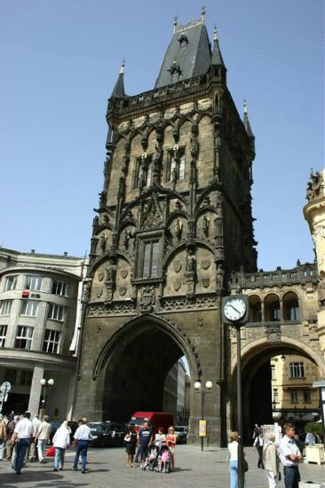 Torre de la Pólvora en la Ciudad Vieja de Praga en República Checa