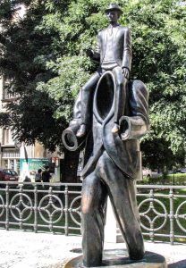 Estatua Memorial a Franz Kafka en el Barrio Judío Josefov de Praga