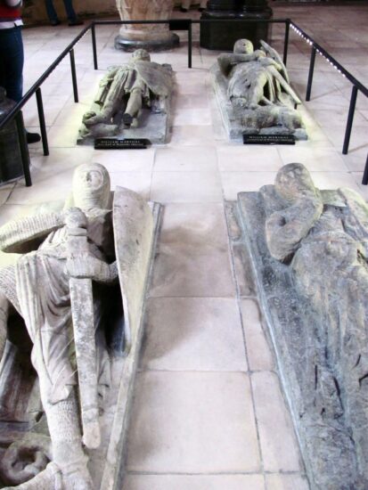 Efigies de mármol de caballeros templarios en la iglesia del Temple de Londres