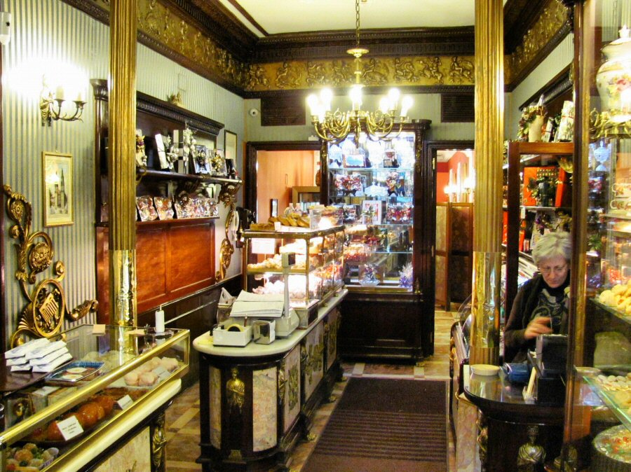 Interior de la pastelería centenaria El Riojano en la calle Mayor de Madrid