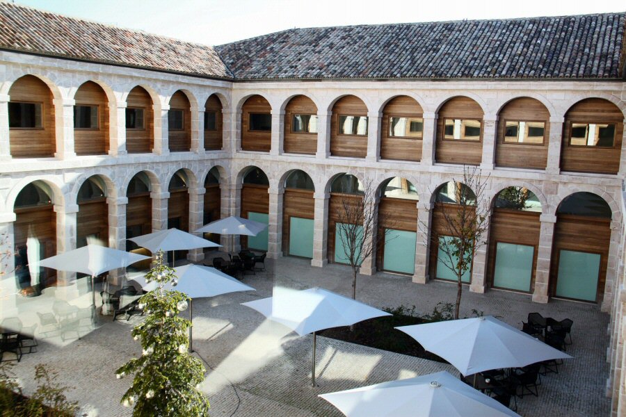 Claustro del antiguo convento, ahora Parador de Alcalá de Henares en Madrid