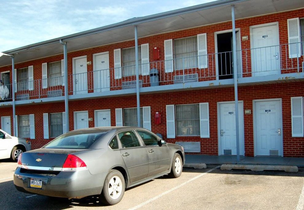 Coche de alquiler ante un motel durante el viaje costa a costa por Estados Unidos