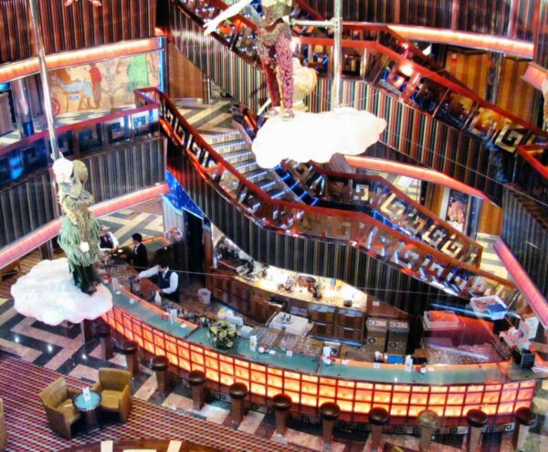 Bar cafetería en el interior del barco de cruceros Costa Serena