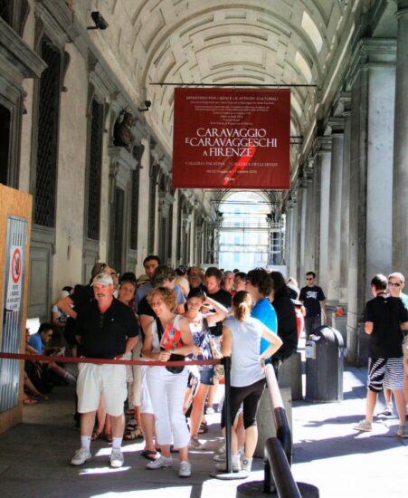 Cola para acceder a la Galería de los Uffizi de Florencia en Italia