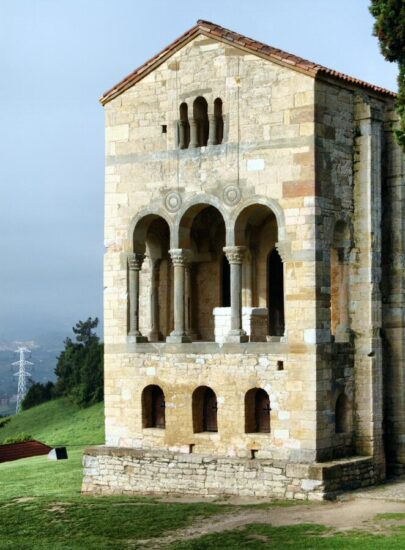 Fachada este de Santa María del Naranco de Oviedo en Asturias