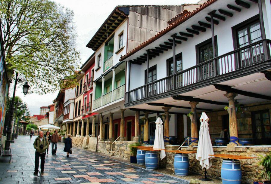 Calle Galiana en el centro histórico de Avilés en Asturias