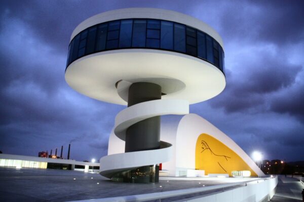 Centro Cultural Niemeyer de Avilés en Asturias al anochecer