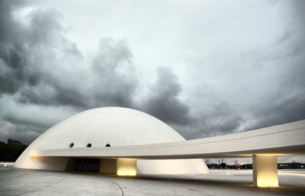 Cúpula del Cultural Cultural Niemeyer de Avilés en Asturias al anochecer