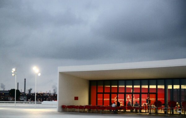 Cafetería del Centro Cultural Niemeyer de Avilés en Asturias al anochecer