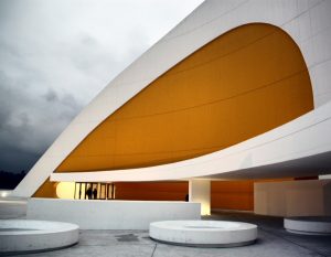 Auditorio del Centro Cultural Niemeyer de Avilés en Asturias al anochecer