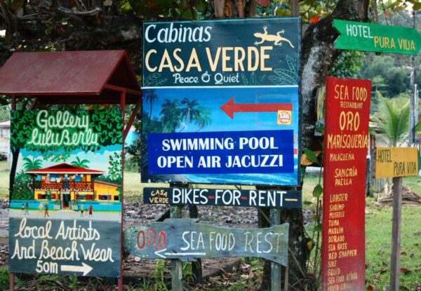 Carteles en Puerto Viejo en el Caribe de Costa Rica