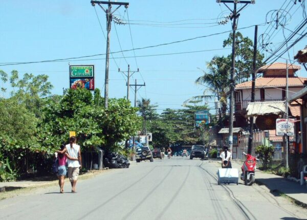 Calle principal de Puerto Viejo en el Caribe de Costa Rica