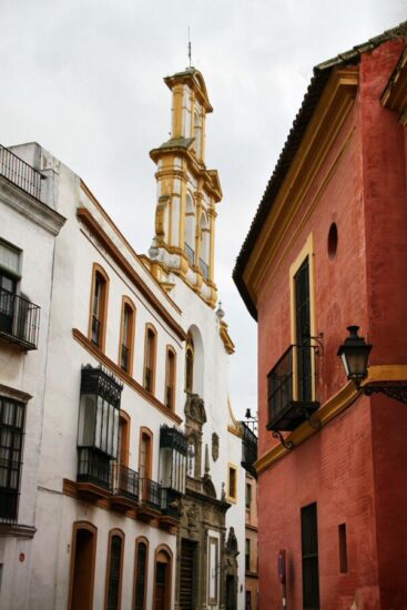 Iglesia de Santa Cruz en el Barrio de Santa Cruz en Sevilla