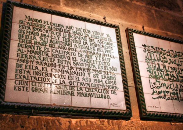 Cartel conmemorativo en la Giralda de Sevilla