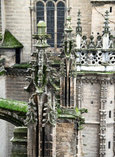 Detalle exterior de la Catedral de Sevilla desde la rampa de subida a la Giralda