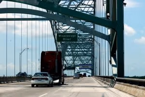 Krysser Mississippi-elven i Memphis på vei til Dallas