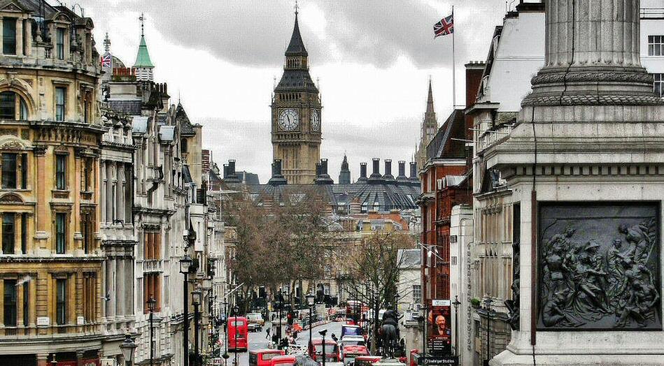 Vista del Big Ben desde Trafalgar Square en Londres