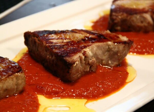 Atún rojo con salsa de tomate y pimiento en restaurante L y ele de Tudela
