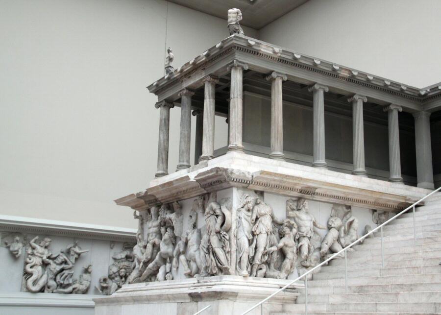 Friso helenístico del Altar de Pergamo en el Museo Pergamo de Berlín