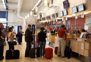 Ryanair-inchecklijn op de luchthaven Skavsta in Stockholm