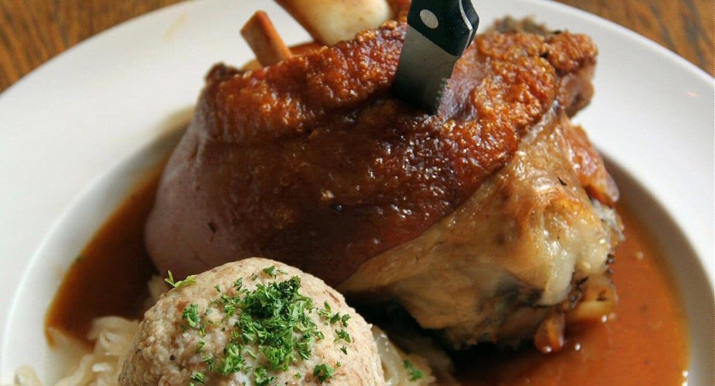 Codillo de cerdo asado y bolas de carne picada en restaurante de Berlín