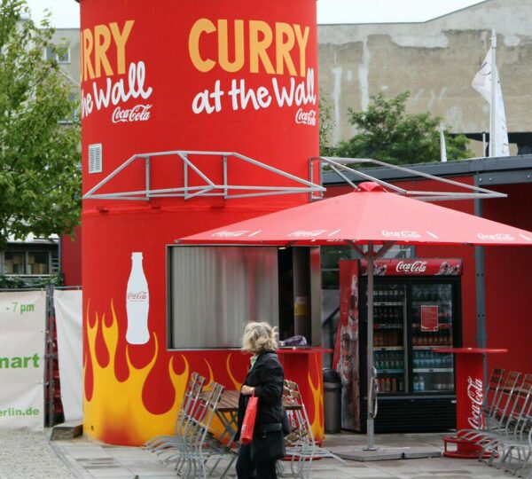 Puesto callejero de salchichas Currywurst en Berlín