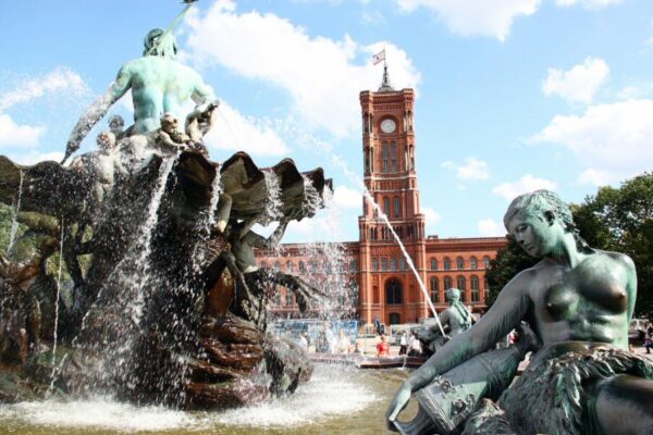 Ayuntamiento Rojo y Fuente de Neptuno en Alexanderplatz en Berlín