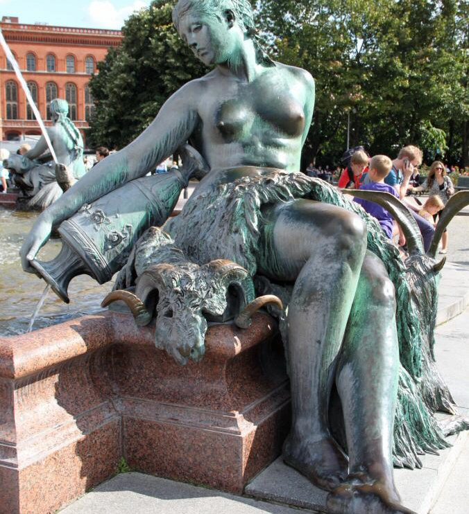 Fuente de Neptuno en Alexanderplatz en Berlín