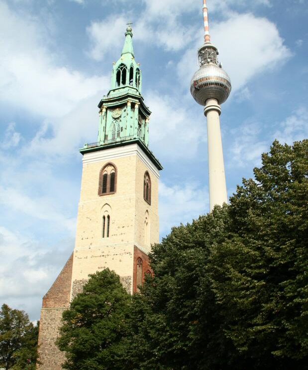 Torre de televisión y de la iglesia Marienkirche en Alexanderplatz en Berlín