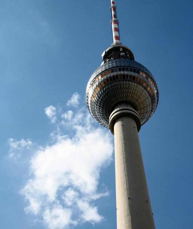 Fernsehturm, torre de televisión en Alexanderplatz en Berlín