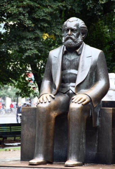 Estatua de Marx en el monumento Marx Engels Forum de Alexanderplatz en Berlín