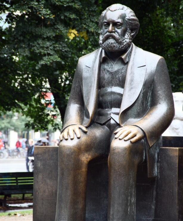 Estatua de Marx en el monumento Marx Engels Forum de Alexanderplatz en Berlín