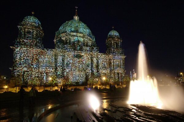 Iluminación de la Catedral Dom de Berlín en el Festival de las Luces