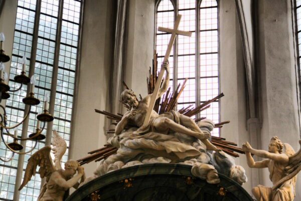 Escultura sobre el Altar Mayor de la iglesia Marienkirche, la más antigua de Berlín