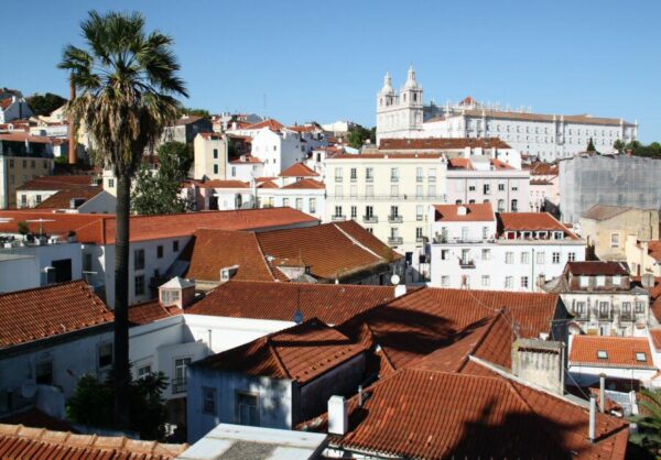 Vistas de la iglesia San Vicente de Fora desde mirador de Puertas del Sol en Lisboa