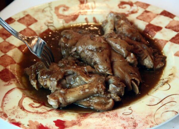 Manitas de cerdo con salsa de hongos en restaurante Iru-Bide de Lumbier