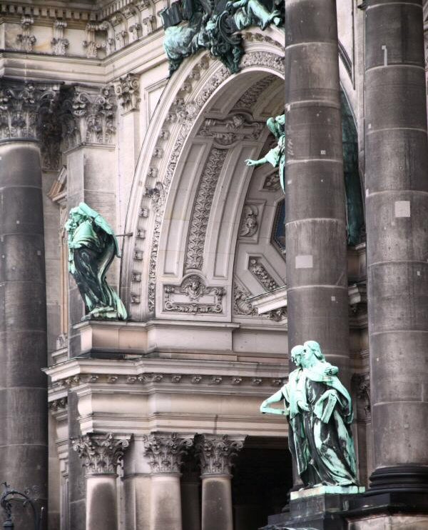 Detalle del Pórtico de entrada al Dom Catedral de Berlín