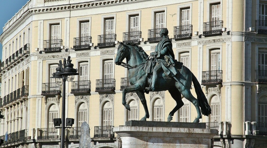 Estatua ecuestre de Carlos III en la Puerta del Sol de Madrid