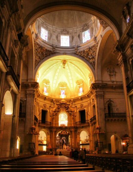Interior de la Basílica menor de Santa María en Elche