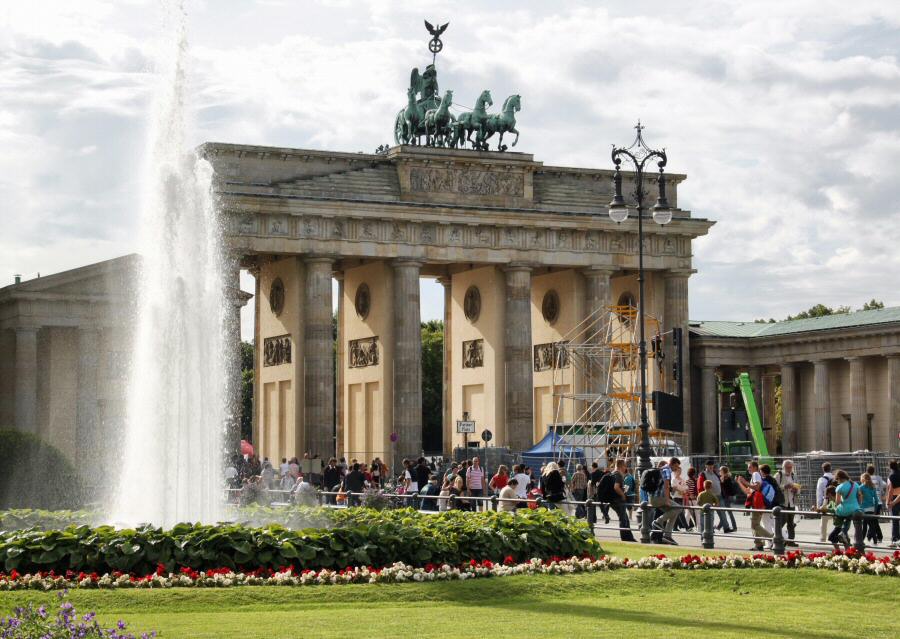 Puerta de Brandenburgo desde la plaza de París en Berlín