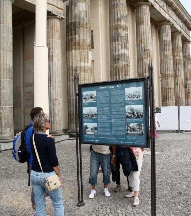 Cartel informativo de la Puerta de Brandenburgo en Berlín