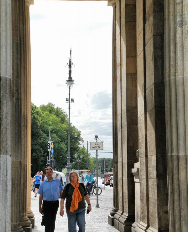 Pasaje bajo la Puerta de Brandenburgo en Berlín