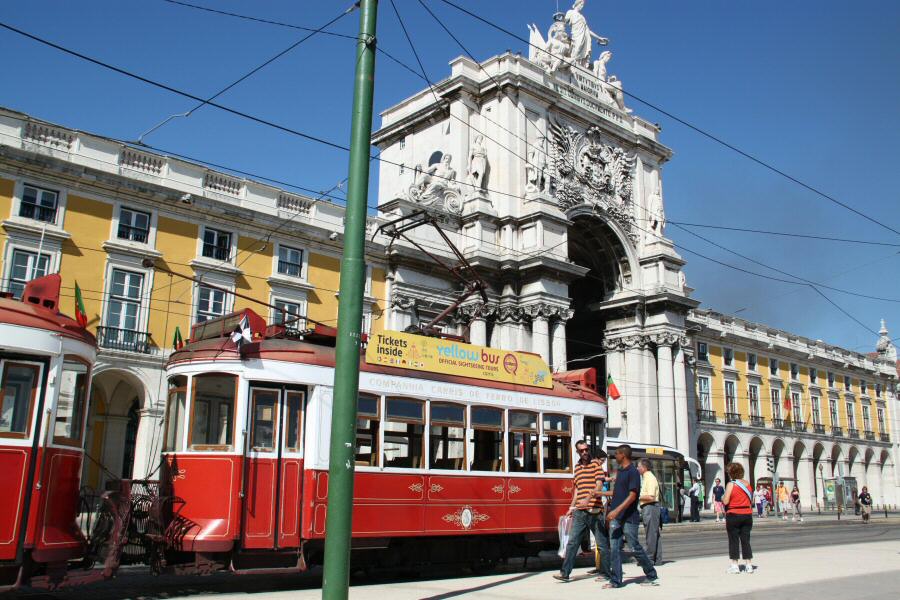 Tranvías en la Plaza del Comercio en Lisboa
