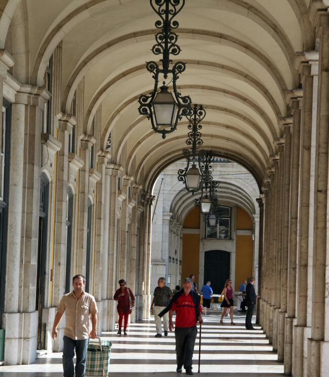 Galería en las arcadas de la Plaza del Comercio en Lisboa