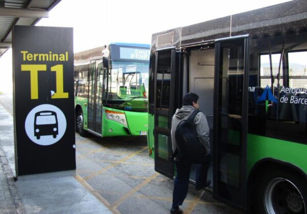 Autobuses de traslado a T1 desde estación de trenes de cercanías del aeropuerto de Barcelona