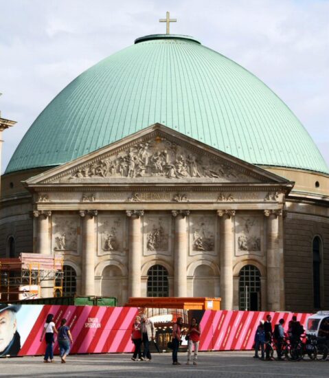 Catedral católica de Santa Eduvigis en Bebelplatz en Berlín
